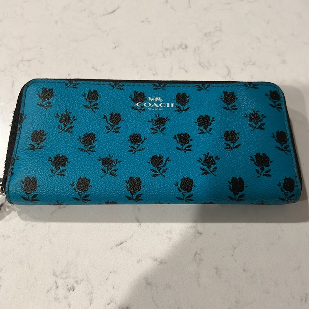 Coach purse with matching wallet.  Used only a few times. - Picture 5 of 5